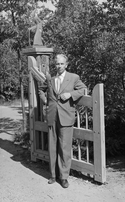 Peter Reijnders poseert bij de Heksenpoort begin jaren 50.