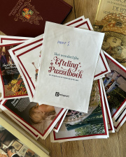 Proefdruk <a href="/lemma/Het_Wonderlijke_Efteling_Puzzelboek" title="Het Wonderlijke Efteling Puzzelboek">Het Wonderlijke Efteling Puzzelboek</a> te midden van bronmateriaal.
