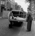 <a href="/lemma/Sneeuwwitje" title="Sneeuwwitje">Sneeuwwitje</a> wordt in de Willemstraat in <a href="/lemma/Eindhoven" title="Eindhoven">Eindhoven</a> (adres <a href="/lemma/Peter_Reijnders" title="Peter Reijnders">Peter Reijnders</a>) in haar kist in een lijkwagen geladen op haar laatste reis (naar het nieuwe <a href="/lemma/Sprookjesbos" title="Sprookjesbos">Sprookjesbos</a> in de Efteling).