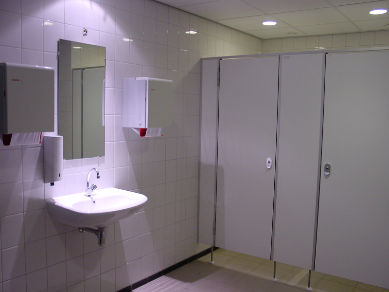 Bestand:Toiletgroep padadroom interieur 2002.jpg