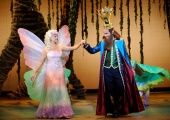 Rosalie de Jong als Titania en Christo van Klaveren als <a href="/lemma/Oberon" class="mw-redirect" title="Oberon">Oberon</a> in <a href="/lemma/Droomvlucht_de_Musical" title="Droomvlucht de Musical">Droomvlucht de Musical</a>