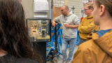 Oud masker van de <a href="/lemma/Trollenkoning" title="Trollenkoning">Trollenkoning</a> in de werkplaats van <a href="/lemma/Technische_Dienst#Mechatronica_E" title="Technische Dienst">Mechatronica E</a>.