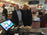 Directeur <a href="/lemma/Fons_Jurgens" title="Fons Jurgens">Fons Jurgens</a> en inspiratiemanager <a href="/lemma/Frans_Goenee" title="Frans Goenee">Frans Goenee</a> in het <a href="/lemma/Personeelsrestaurant" title="Personeelsrestaurant">personeelsrestaurant</a>.