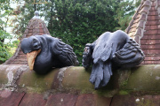 Close-up slapende kraaien op het kasteel van <a href="/lemma/Doornroosje" title="Doornroosje">Doornroosje</a>.