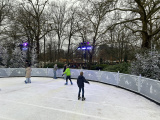 IJsbaan naast de <a href="/lemma/Warme_Winter_Weide" title="Warme Winter Weide">Warme Winter Weide</a> in <a href="/lemma/Winter_Efteling_2024-2025" title="Winter Efteling 2024-2025">Winter Efteling 2024-2025</a>