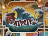 Bord van twee <a href="/lemma/M%26M%27s" title="M&amp;M&#039;s">M&amp;M&#039;s</a> uitgedost als zeelui op <a href="/lemma/De_Verleiding" title="De Verleiding">De Verleiding</a>, ter promotie van de betreffende chocoladesnoepjes die binnen verkrijgbaar zijn.