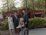 Gasten bij een receptie in de Efteling (opening <a href="/lemma/Droomvlucht" title="Droomvlucht">Droomvlucht</a>?), zomer 1993. Met bril <a href="/lemma/Erik_van_den_Brand" title="Erik van den Brand">Erik van den Brand</a>