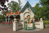 <a href="/lemma/Tweeling_Gijs" class="mw-redirect" title="Tweeling Gijs">Tweeling Gijs</a> op het <a href="/lemma/Anton_Pieckplein" title="Anton Pieckplein">Anton Pieckplein</a> in 2019, op de achtergrond de <a href="/lemma/Vlindermolen" title="Vlindermolen">Vlindermolen</a>