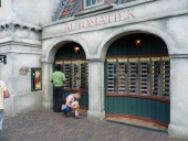 De automatiek op het <a href="/lemma/Anton_Pieckplein" title="Anton Pieckplein">Anton Pieckplein</a> tussen <a href="/lemma/De_Smulpaap" class="mw-redirect" title="De Smulpaap">De Smulpaap</a> en <a href="/lemma/Den_Olycke_Tweelingh" title="Den Olycke Tweelingh">Den Olycke Tweelingh</a>.
