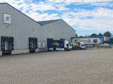 <a href="/lemma/Efteling" title="Efteling">Efteling</a>-vrachtauto&#039;s staan aan het laadperron bij <a href="/lemma/Efteling_Magazijn_Tilburg" title="Efteling Magazijn Tilburg">Efteling Magazijn Tilburg</a> (2024)