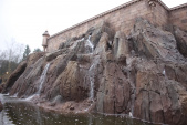 Rotswerk met waterval aan achterzijde <a href="/lemma/Symbolica" title="Symbolica">Symbolica</a>. december 2016