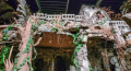 Achter de schermen <a href="/lemma/Spookslot" title="Spookslot">Spookslot</a> in <a href="/lemma/2022" title="2022">2022</a>. Vanuit de catacomben omhoog kijkende naar de hoofdshowvloer, achterwand en plafond van de hoofdshow. Met werkverlichting.