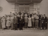 Gezelschap voor de ingang van het Café-Restaurant, 29 juli 1955.