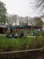<a href="/lemma/Steenbokplein" class="mw-redirect" title="Steenbokplein">Steenbokplein</a> met decoratief huisje, koekoeksklokthema. Op de achtergrond de <a href="/lemma/Steenbok" class="mw-redirect" title="Steenbok">Steenbok</a>. April <a href="/lemma/2009" title="2009">2009</a>.
