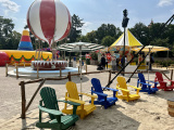 Kleurige stoelen op het <a href="/lemma/Zomerstrand" title="Zomerstrand">Zomerstrand</a>