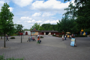 <a href="/lemma/Dwarrelplein" title="Dwarrelplein">Dwarrelplein</a> met <a href="/lemma/Garderobe" title="Garderobe">Garderobe</a> en <a href="/lemma/Parkplattegrond" class="mw-redirect" title="Parkplattegrond">Parkplattegrond</a> in juli <a href="/lemma/2009" title="2009">2009</a>