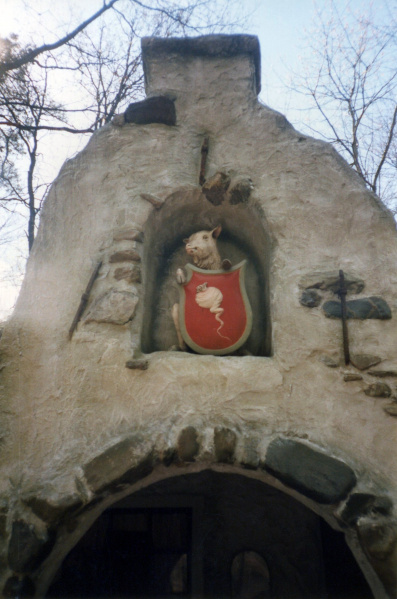 Bestand:Wolfzevengeitjes-gevel-negentig.jpg