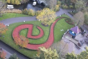 Opvallend gekleurde houtsnippers vullen de <a href="/lemma/Efteling-e" class="mw-redirect" title="Efteling-e">Efteling-e</a> aan de rand van de <a href="/lemma/Siervijver" title="Siervijver">Siervijver</a>.