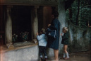 Huisje van de grootmoeder van <a href="/lemma/Roodkapje" title="Roodkapje">Roodkapje</a> met geraniums in de vensterbank, eind jaren zestig