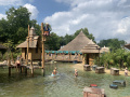 <a href="/lemma/Archipel" title="Archipel">Archipel</a>, links huisje en vissertje, rechts oude hutje van de <a href="/lemma/Avonturen_Doolhof" title="Avonturen Doolhof">Avonturen Doolhof</a>, water loopt tot aan wachtrij <a href="/lemma/Sirocco" title="Sirocco">Sirocco</a>