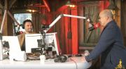 <a href="/lemma/Domien_Verschuuren" title="Domien Verschuuren">Domien Verschuuren</a> in zijn mobiele radiostudio in de kippenschuur van <a href="/lemma/Frau_Boltes_K%C3%BCche" title="Frau Boltes Küche">Frau Boltes Küche</a>, interviewt Eftelingdirecteur <a href="/lemma/Fons_Jurgens" title="Fons Jurgens">Fons Jurgens</a> op 3 feb 2022.
