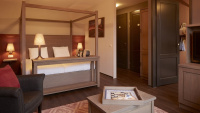 <a href="/lemma/Landhuys" title="Landhuys">Landhuys</a> familiekamer, entree en twee persoons bed