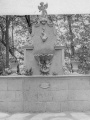 Foto van de <a href="/lemma/Magische_Liefdesbron" title="Magische Liefdesbron">Magische Liefdesbron</a>, vreemde uitsnede vanwege het gebruik in een oude folder waarvoor de foto is verknipt. Jaren vijftig.