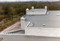 Exterieur, 04-1985. Dak van het showgebouw, gezien vanaf de minaret, richting de Eftelingsestraat in de hoek van de Kinkenpolder. Tegenwoordig zouden we linksboven de contouren van Efteling Bosrijk moeten zien liggen.