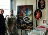 <a href="/lemma/Henny_Knoet" title="Henny Knoet">Henny Knoet</a> &amp; <a href="/lemma/Diego_Terroba" title="Diego Terroba">Diego Terroba</a> in 2004 bij het maken van de schilderijen voor de <a href="/lemma/Pardoessuite" title="Pardoessuite">Pardoessuite</a>.