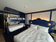 <a href="/lemma/Efteling_Wonder_Hotel" class="mw-redirect" title="Efteling Wonder Hotel">Efteling Wonder Hotel</a>, kamer met bed en stapelbed