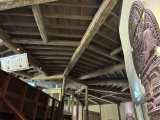 Het balkenplafond van het stationsgebouw van de <a href="/lemma/Pira%C3%B1a" title="Piraña">Piraña</a>, zomer 2024.