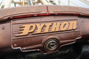 <a href="/lemma/Python" title="Python">Python</a>-logo in de voorste coach van diens treinen.
