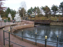 <a href="/lemma/Station_Ruigrijk" title="Station Ruigrijk">Station Ruigrijk</a>, januari 2009 met op de voorgrond de vijver van de <a href="/lemma/Radiografisch_Bestuurbare_Bootjes" title="Radiografisch Bestuurbare Bootjes">Radiografisch Bestuurbare Bootjes</a>