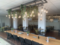 Leestafel in het zitgedeelte van <a href="/lemma/Panorama_self-service" title="Panorama self-service">Panorama self-service</a> met <a href="/lemma/La_Place" title="La Place">La Place</a>-meubilair, juli 2022