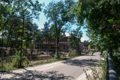 Aankomstroute van <a href="/lemma/Bosrijk" class="mw-redirect" title="Bosrijk">Bosrijk</a> met links het <a href="/lemma/Poorthuys" title="Poorthuys">Poorthuys</a> en zwembad voorin, in aanbouw in juli <a href="/lemma/2009" title="2009">2009</a>