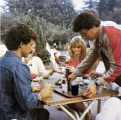 Gasten van het <a href="/lemma/Caf%C3%A9-Restaurant" title="Café-Restaurant">Café-Restaurant</a> hebben zich zelf bediend, op het terras met groen uitzicht op het oosten, begin jaren tachtig