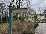 <a href="/lemma/Ton_van_de_Venplein" title="Ton van de Venplein">Ton van de Venplein</a>, bordje en erachter <a href="/lemma/Droomvlucht" title="Droomvlucht">Droomvlucht</a>, 2025