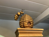 Tweede bij op korf in interieur <a href="/lemma/De_Soete_Inval" title="De Soete Inval">De Soete Inval</a> in 2024 - Foto: Eftepedia