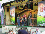 <a href="/lemma/Jurgen_Freilich" class="mw-redirect" title="Jurgen Freilich">Jurgen Freilich</a> en zijn show, tevens reclame voor <a href="/lemma/The_Sound_of_Music" title="The Sound of Music">The Sound of Music</a>, aan het <a href="/lemma/Steenbokplein" class="mw-redirect" title="Steenbokplein">Steenbokplein</a> in augustus <span class="redlink">2008</span>