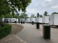 Twaalf toiletkarren bieden tijdens de COVID-19-crisis extra capaciteit op de Picknickweide. - Foto: Eftepedia, juni 2020