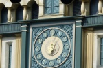 De <a href="/lemma/Klok" title="Klok">klok</a> in de toren van <a href="/lemma/Raveleijn" title="Raveleijn">Raveleijn</a>. Uitzicht vanaf de tribune van de arena.