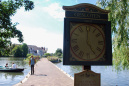 Prachtige wachtrij-<a href="/lemma/Klok" title="Klok">klok</a> bij de <a href="/lemma/Roeivijver" title="Roeivijver">Roeivijver</a> in juli <a href="/lemma/2010" title="2010">2010</a>