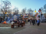 <a href="/lemma/Carnaval_Festivalplein" title="Carnaval Festivalplein">Carnaval Festivalplein</a> tijdens de [[[Winter Efteling]] in december <a href="/lemma/2008" title="2008">2008</a>