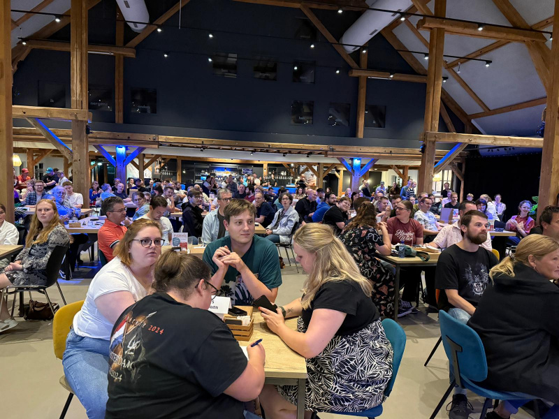 Bestand:Pubquiz2025a-zaal.jpeg