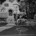 Enkele Efteling-medewerkers bij <a href="/lemma/Hans_en_Grietje" title="Hans en Grietje">Hans en Grietje</a>. Rechts <a href="/lemma/Riet_Tuerlings" title="Riet Tuerlings">Riet Tuerlings</a>, naast haar <a href="/lemma/Henk_Knuivers" title="Henk Knuivers">Henk Knuivers</a>, anderen onbekend.