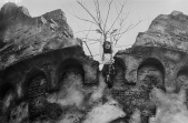 <a href="/lemma/Kate_Bush" title="Kate Bush">Kate Bush</a> tijdens het opnemen van de <a href="/lemma/Kate_Bush-special" title="Kate Bush-special">Kate Bush-special</a> bovenop het <a href="/lemma/Spookslot" title="Spookslot">Spookslot</a>