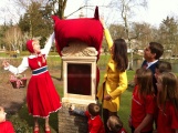 <a href="/lemma/Roodkapje" title="Roodkapje">Roodkapje</a> en Prinses Viktória de Bourbon de Parme, bijgestaan door haar man Prins Jaime, kleinzoon van <a href="/lemma/Prinses_Juliana" title="Prinses Juliana">Prinses Juliana</a>, en kinderen van groep 8 van basisschool de Kinderboom uit <a href="/lemma/Kaatsheuvel" class="mw-redirect" title="Kaatsheuvel">Kaatsheuvel</a> onthullen een vernieuwde plaquette bij de <a href="/lemma/Wensbron" title="Wensbron">Wensbron</a> op 13 april <a href="/lemma/2015" title="2015">2015</a>.