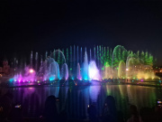 Veelkleurige fonteinen in <a href="/lemma/Aquanura" title="Aquanura">Aquanura</a> - <a href="/lemma/Efteling_Symphonica" title="Efteling Symphonica">Efteling Symphonica</a>, 2025