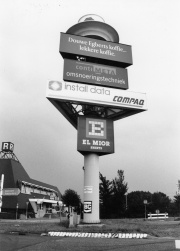 De grote reclamezuil bij het wegrestaurant Albert's Corner (AC), gelegen in het industriegebied Lage Weide aan de Rijksweg A2 te Utrecht. Bovenop staat een koffiekopje met <a href="/lemma/Douwe_Egberts" title="Douwe Egberts">Douwe Egberts</a>-logo, rond 1995.