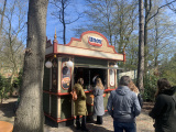 <a href="/lemma/Unox-kraam" title="Unox-kraam">Unox-kraam</a> op <a href="/lemma/Vliegende_Hollanderplein" title="Vliegende Hollanderplein">Vliegende Hollanderplein</a>, 2023